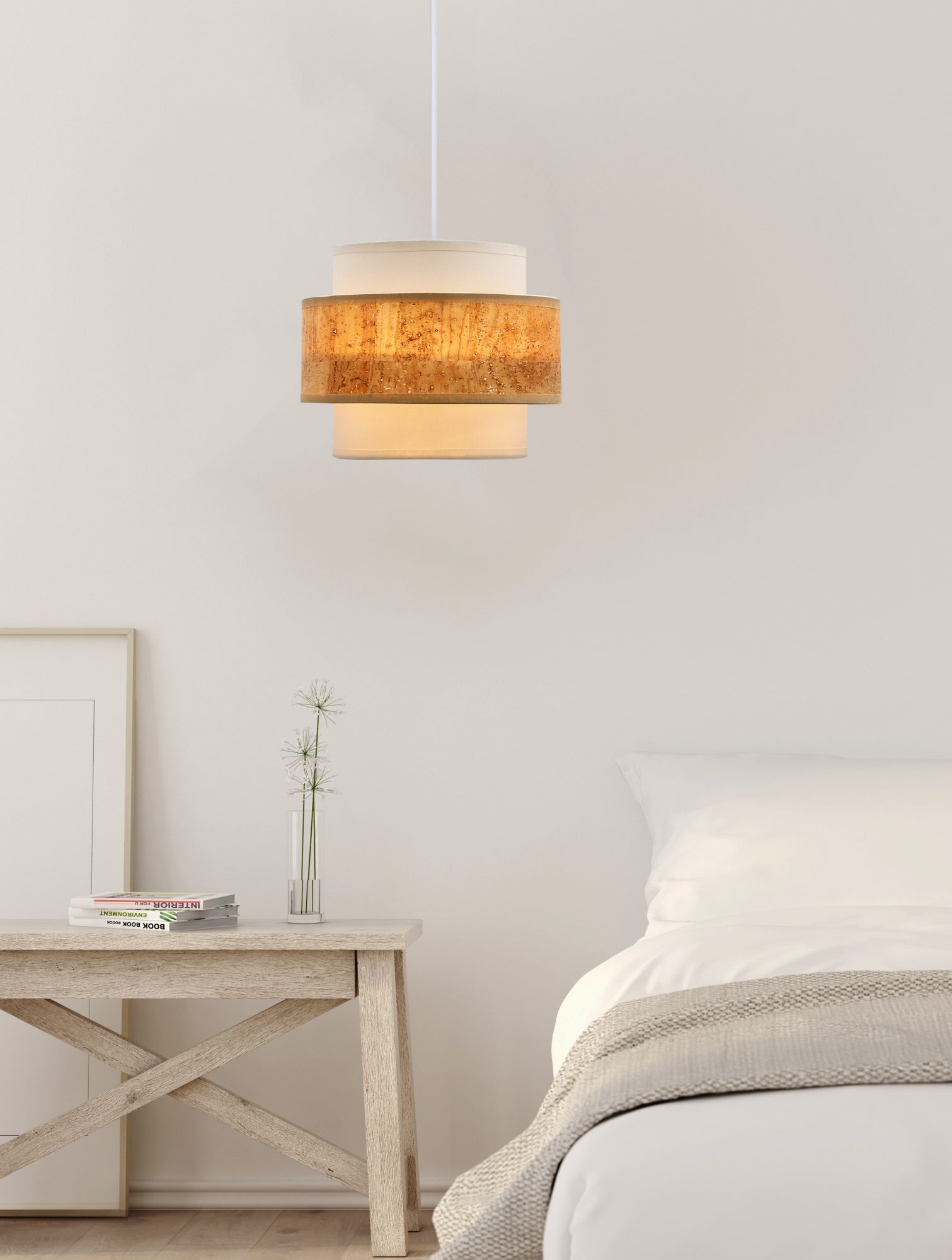 Lampa Saveria nad stolikiem obok łóżka w jasnej sypialni
