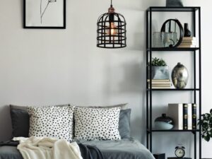 Miniaturka 2 - Lampa wisząca Savetino czarny klosz w aranżacji pokoju z regałem