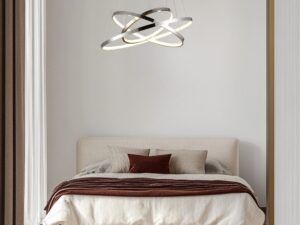 Miniaturka 2 - Lampa wisząca Selavona chrom nad łóżkiem w jasnej sypialni