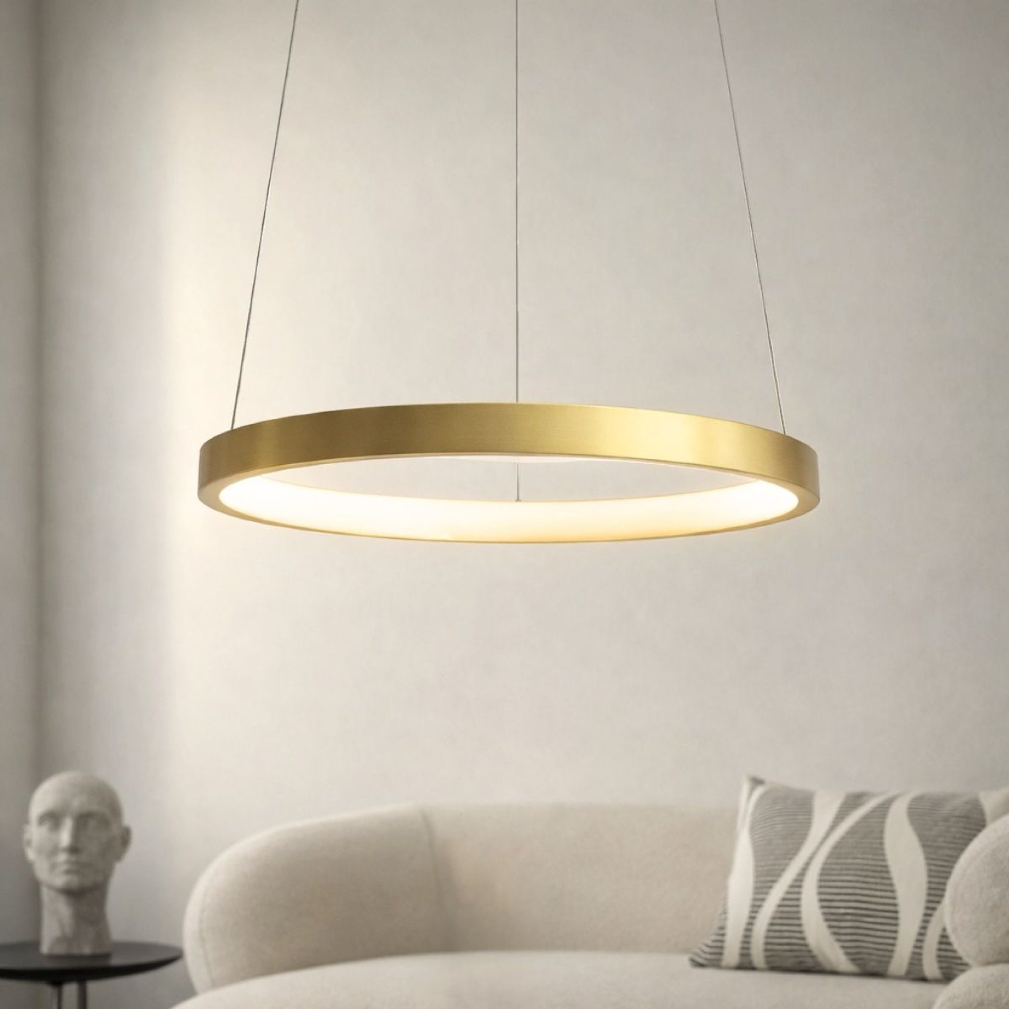 Złoty pierścień lampy Selavona LED w aranżacji salonu