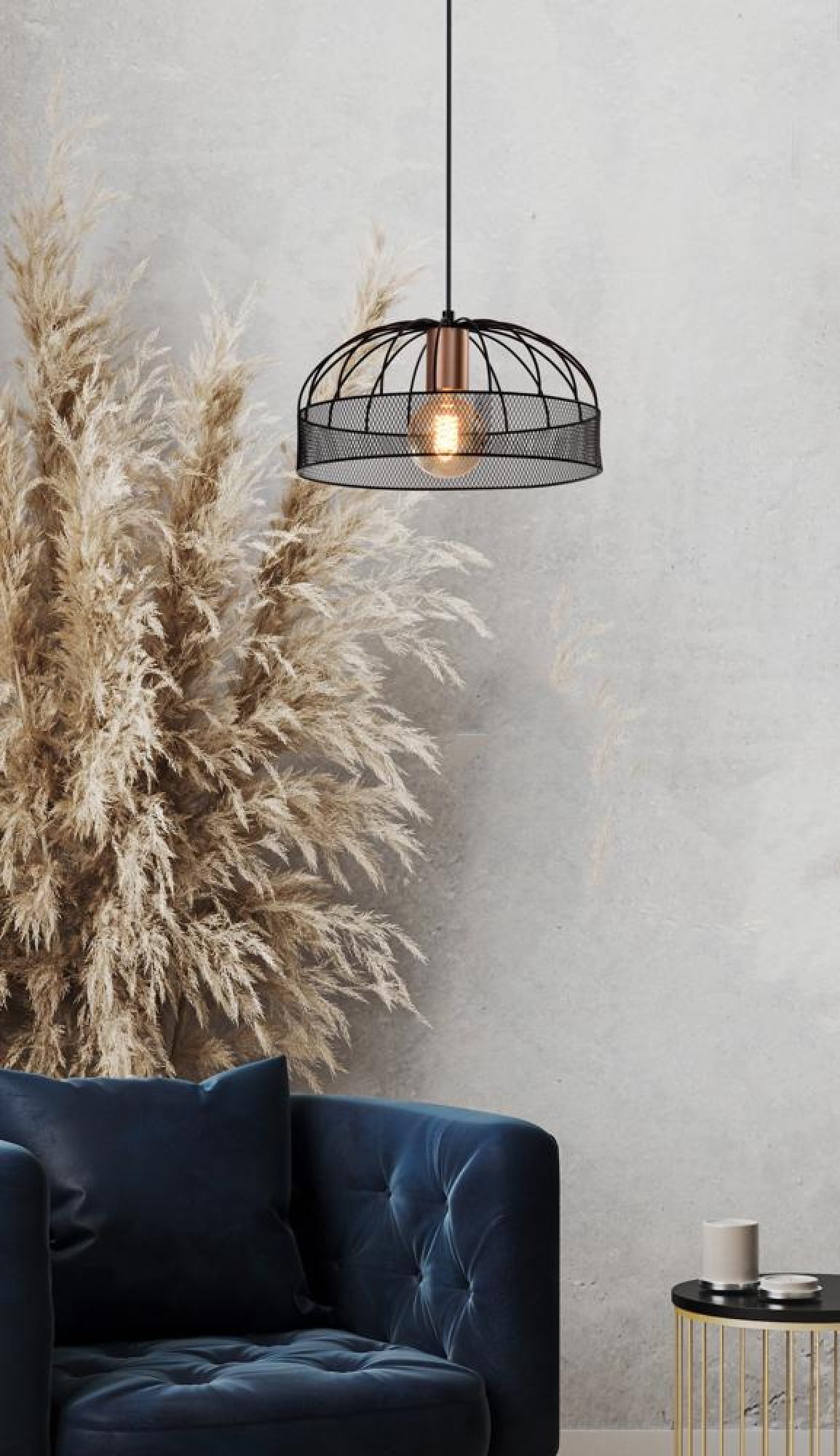 Lampa wisząca Selitona w aranżacji z granatową sofą