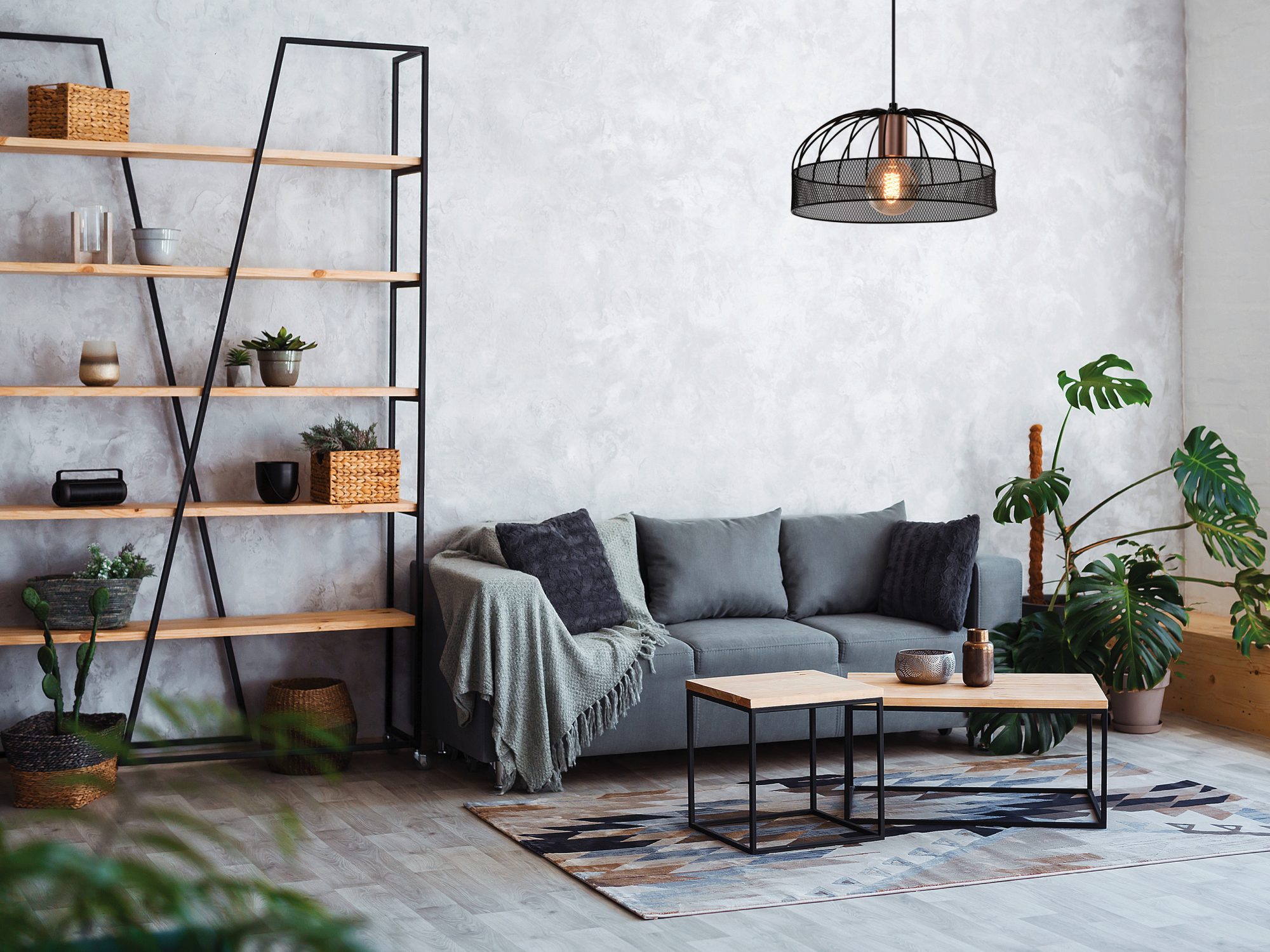 Lampa wisząca Selitona czarna w aranżacji salonu nad stolikami