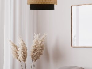 Miniaturka 1 - Czarna lampa wisząca Selodio z rattanowym abażurem nad strefą wypoczynkową