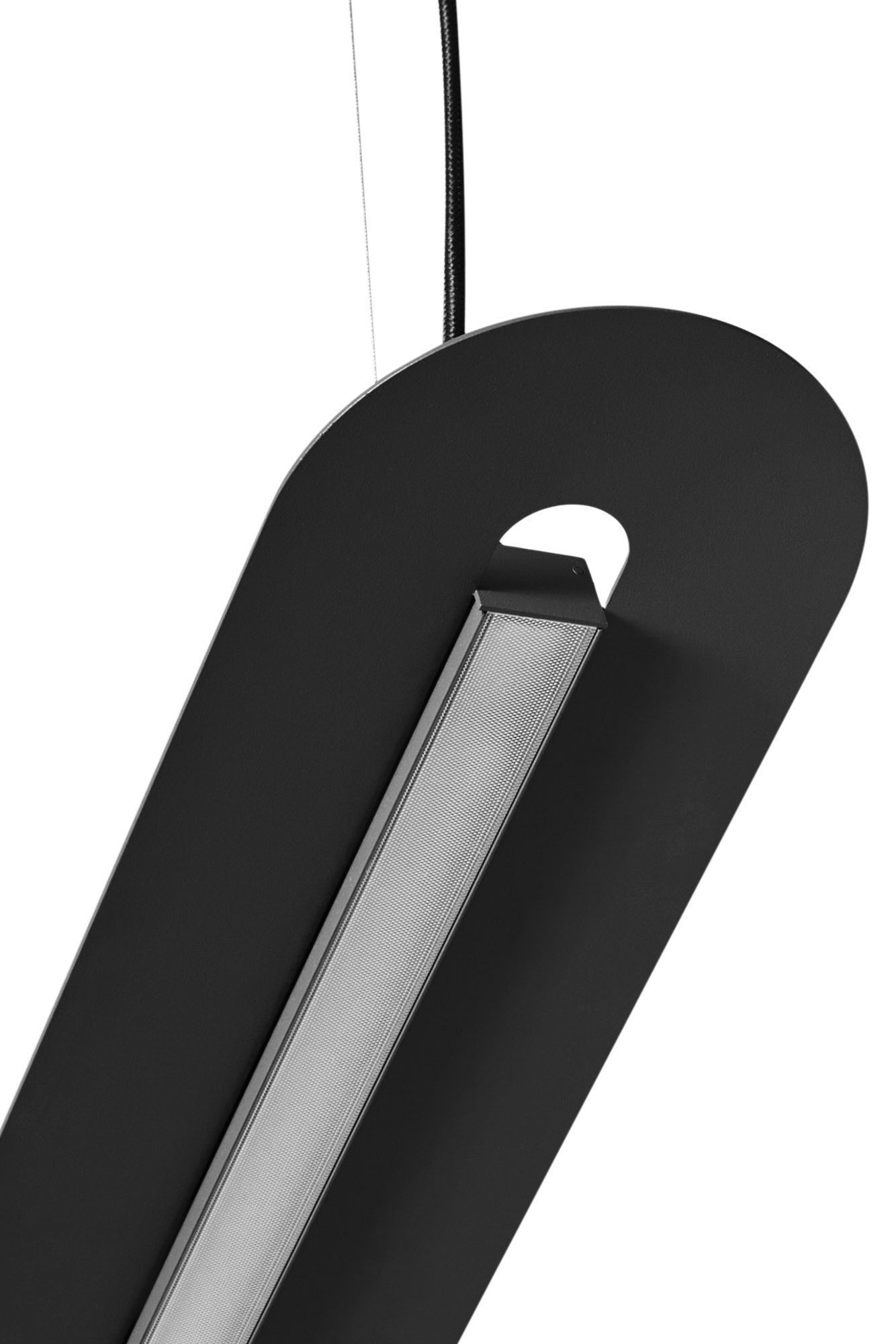 Detal czarnej lampy SENKEI B z liniowym dyfuzorem LED