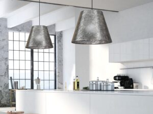 Miniaturka 5 - Dwie srebrne lampy Serada w aranżacji nad jasną wyspą kuchenną
