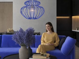 Miniaturka 2 - Niebieska lampa wisząca Serosina nad stolikiem w salonie
