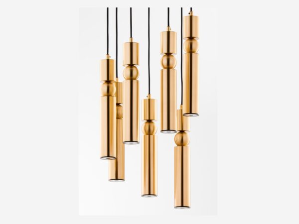 Lampa wisząca 7-punktowa złota – ujęcie na jasnym tle