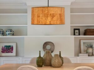 Miniaturka 2 - Lampa wisząca Silenia z beżowym abażurem w aranżacji wnętrza