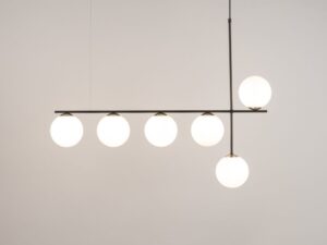 Miniaturka 1 - Lampa wisząca Silia 6 – sześć świecących białych kul na czarnej metalowej konstrukcji
