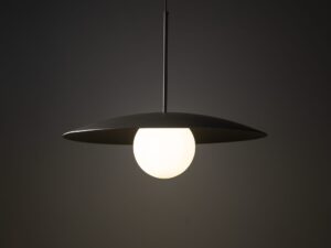 Miniaturka 1 - Lampa wisząca Slate z białym szklanym kloszem w aranżacji