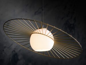 Miniaturka 4 - Lampa wisząca Sol 1 czarno-złota z rozświetlonym białym kloszem na ciemnym tle