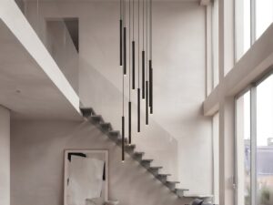Miniaturka 3 - Lampa wisząca Sopel 10 Antresola Kaskada w wysokim salonie z antresolą