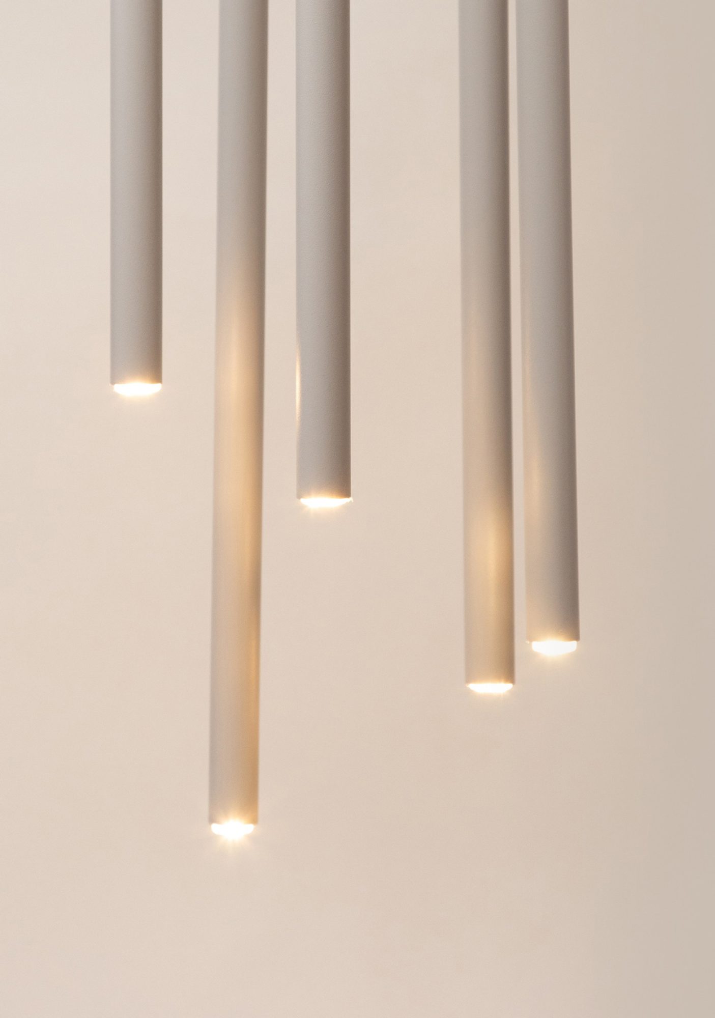 Lampa wisząca Sopel 5 koło szary beż z pięcioma świecącymi końcówkami kloszy
