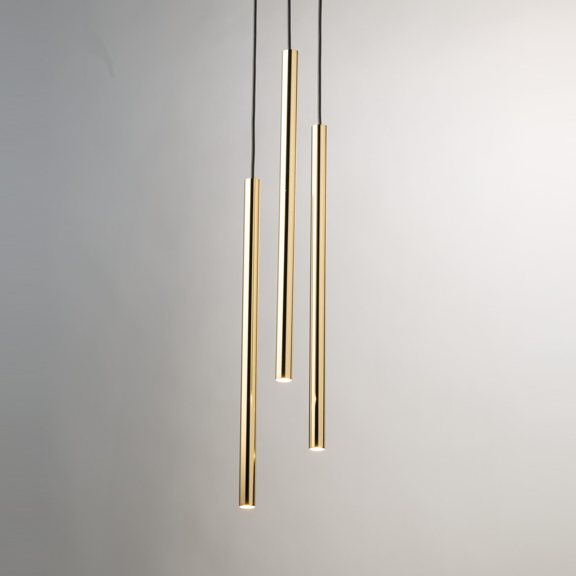 Zbliżenie trzech złotych kloszy lampy Sopel Lux 3