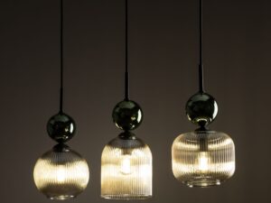 Miniaturka 4 - Lampa wisząca Sophia zielono-koniakowa 3-punktowa w aranżacji wnętrza