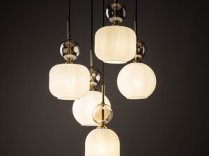Miniaturka 4 - Lampa wisząca Sophia z pięcioma białymi kloszami w aranżacji