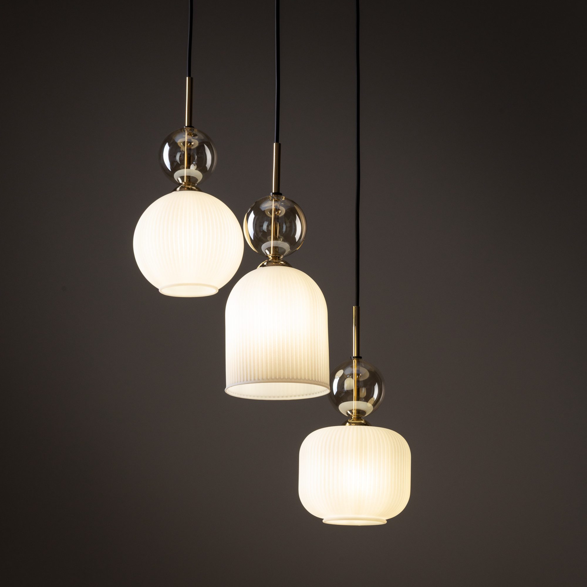 Lampa wisząca Sophia z białymi kloszami w aranżacji