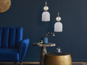 Miniaturka 11 - Lampa wisząca Sophia z białym dzwonkowym kloszem w aranżacji z granatową sofą