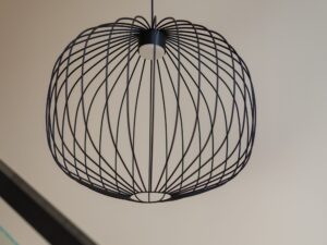 Miniaturka 1 - Lampa wisząca Sphera M czarna, zbliżenie na ażurowy klosz