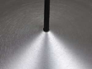 Miniaturka 3 - Detal szczotkowanego aluminiowego klosza lampy wiszącej