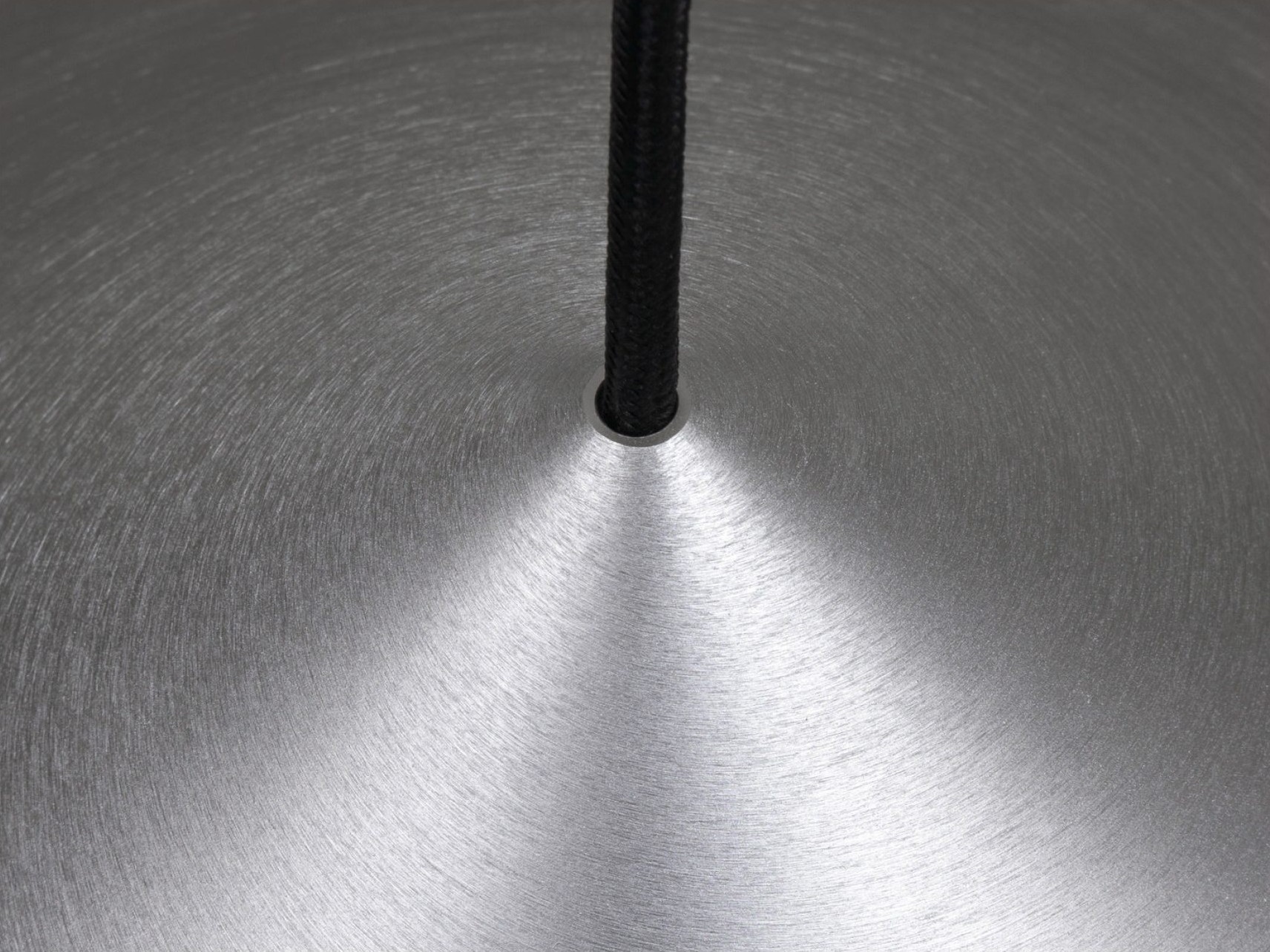 Detal szczotkowanego aluminiowego klosza lampy wiszącej