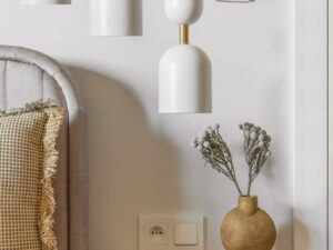 Miniaturka 4 - Lampa SUPURU 3P biała z mosiądzem w aranżacji sypialni