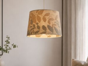 Miniaturka 1 - Lampa wisząca Terelira z liściastym abażurem w jasnym salonie przy kanapie