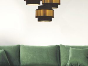 Miniaturka 1 - Lampa wisząca Teritora z trzema abażurami nad zieloną sofą w salonie