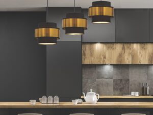 Miniaturka 1 - Trzypunktowa lampa wisząca Teritora z czarno-złotymi abażurami we wnętrzu