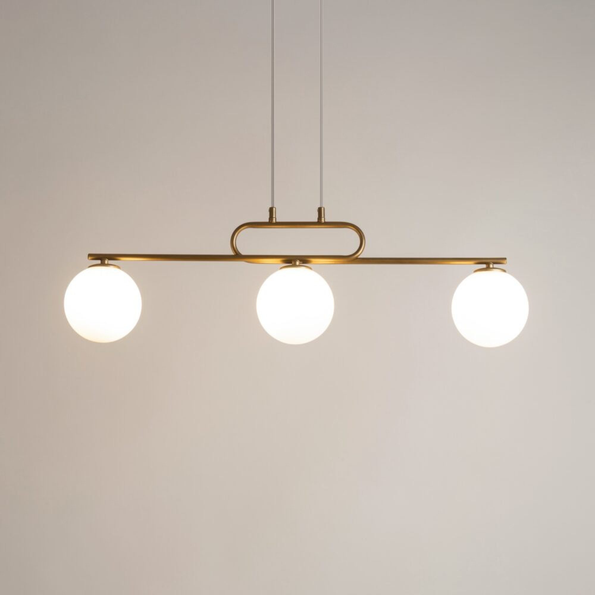 Lampa wisząca Tes 3 złota z trzema rozświetlonymi szklanymi kulami