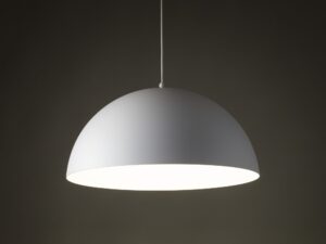 Miniaturka 3 - Biała lampa wisząca Titan w nowoczesnym wnętrzu