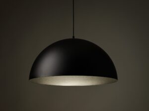 Miniaturka 1 - Czarna lampa wisząca Titan z dużym metalowym kloszem w aranżacji