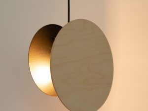 Miniaturka 3 - Lampa wisząca Tola 1 czarna z jasną brzozą w ujęciu rozświetlonym