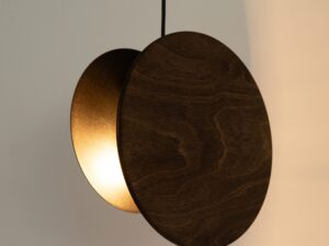 Miniaturka 1 - Lampa wisząca Tola 1 czarna z ciemnym orzechem i podświetlonym wnętrzem klosza