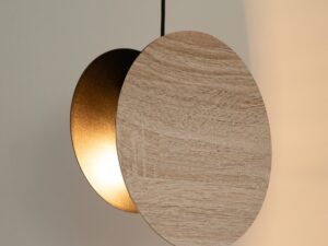 Miniaturka 1 - Lampa Tola 1 LHDF czarna i dąb, widok z bliska na okrągły klosz przy zapalonym świetle