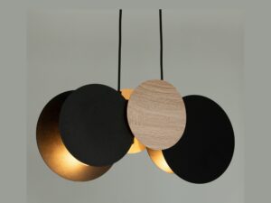 Miniaturka 1 - Lampa Tola 2 LHDF czarna i dąb, zbliżenie dwóch okrągłych kloszy