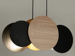 Miniaturka 1 - Lampa Tola 3 LHDF czarna i dąb, detale rozświetlonych okrągłych kloszy