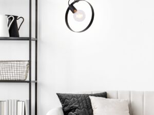 Miniaturka 4 - Czarna lampa Toralona z pierścieniem nad jasną sofą