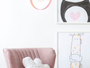 Miniaturka 3 - Różowa lampa Toralona przy fotelu w pokoju dziecięcym