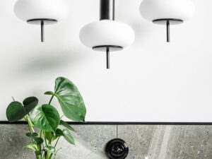 Miniaturka 3 - Czarna lampa TORNI A 3L nad kuchennym blatem z trzema kloszami