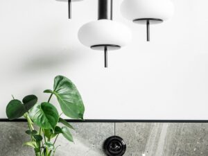 Miniaturka 2 - Czarna lampa wisząca TORNI A 3P w jasnym wnętrzu