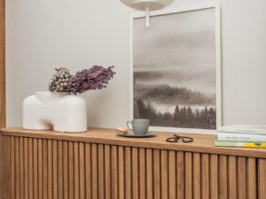 Miniaturka 4 - Biała lampa wisząca TORNI A nad komodą w salonie