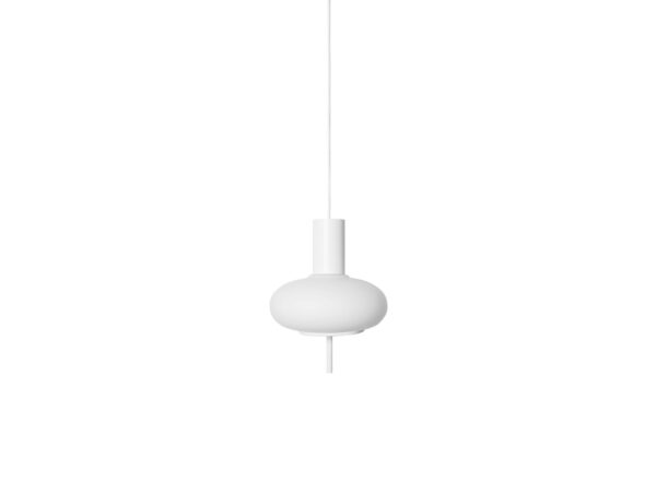 Biała lampa wisząca TORNI A z mlecznym szklanym kloszem na białym tle