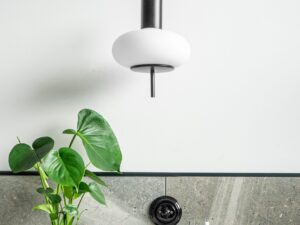 Miniaturka 5 - Czarna lampa wisząca TORNI A nad blatem kuchennym
