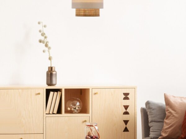 Lampa wisząca z trzema biało-kremowymi abażurami i czarnym zawieszeniem