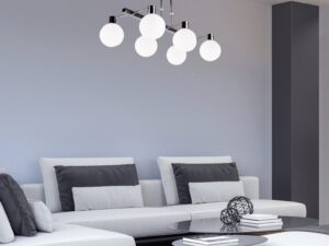 Miniaturka 1 - Lampa Uladena z sześcioma szklanymi kulami nad kanapą w jasnym salonie