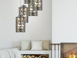Miniaturka 1 - Lampa Ulosio pięć szklanych kloszy w salonie z kominkiem
