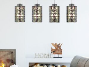 Miniaturka 1 - Lampa Ulosio z czterema szklanymi kloszami w jasnym salonie.