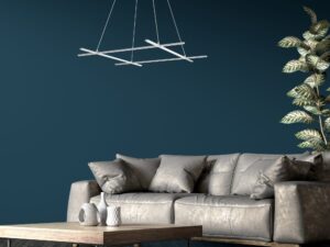 Miniaturka 2 - Lampa Valitano LED 40 W w aranżacji salonu na granatowej ścianie