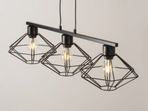 Miniaturka 1 - Zbliżenie czarnej lampy Vario 3 z trzema ażurowymi kloszami i zapalonymi żarówkami